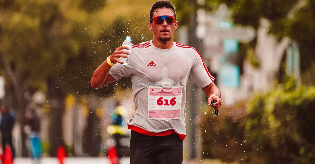 100kmマラソンの関門時刻を確認しながら走るウルトラランナー