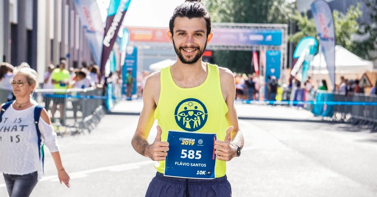 10kmロードレースの後半でGPSウォッチのラップを確認する市民ランナー