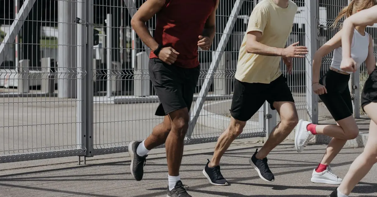10kmロードレースの目標タイム別にランニングシューズを比較するランナー