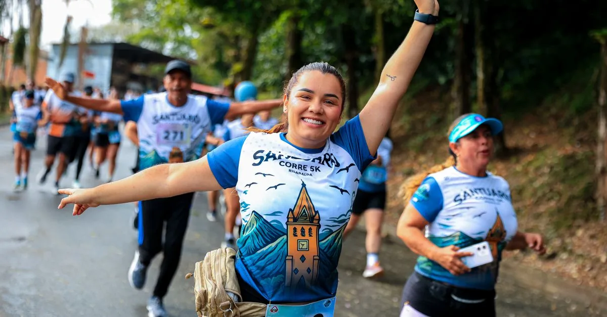 年代の異なる市民ランナーが5kmのタイムを確認する様子