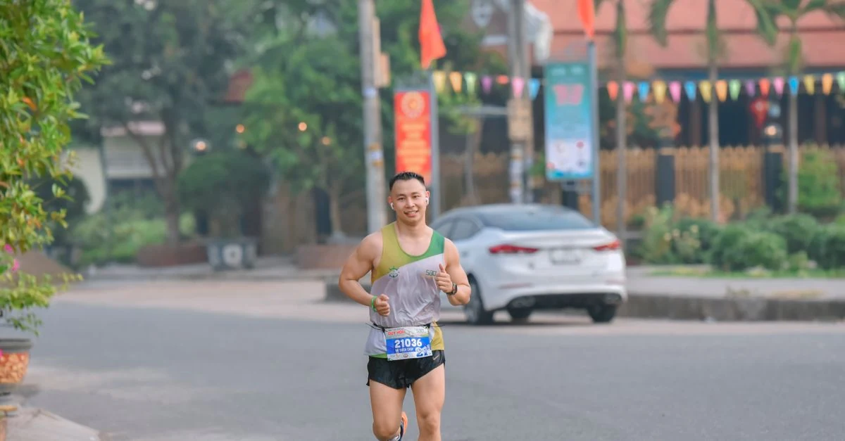 河川敷で5kmから10kmへの距離延長に取り組むランナー