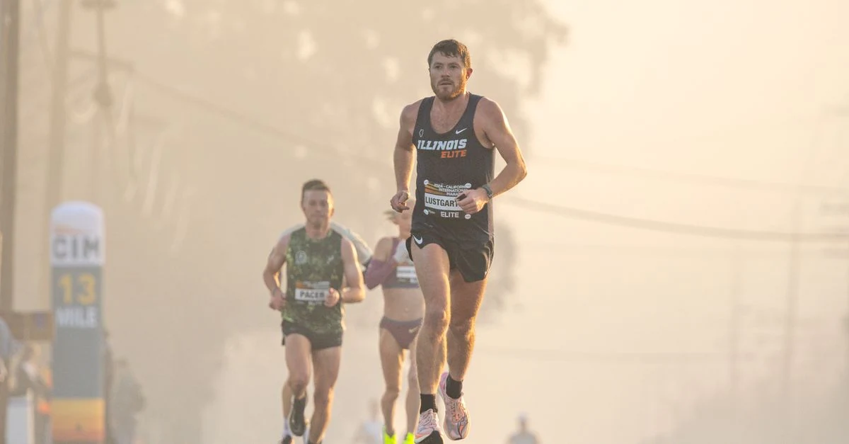 ランニング 上級者 トレーニングでトラックを走る競技者