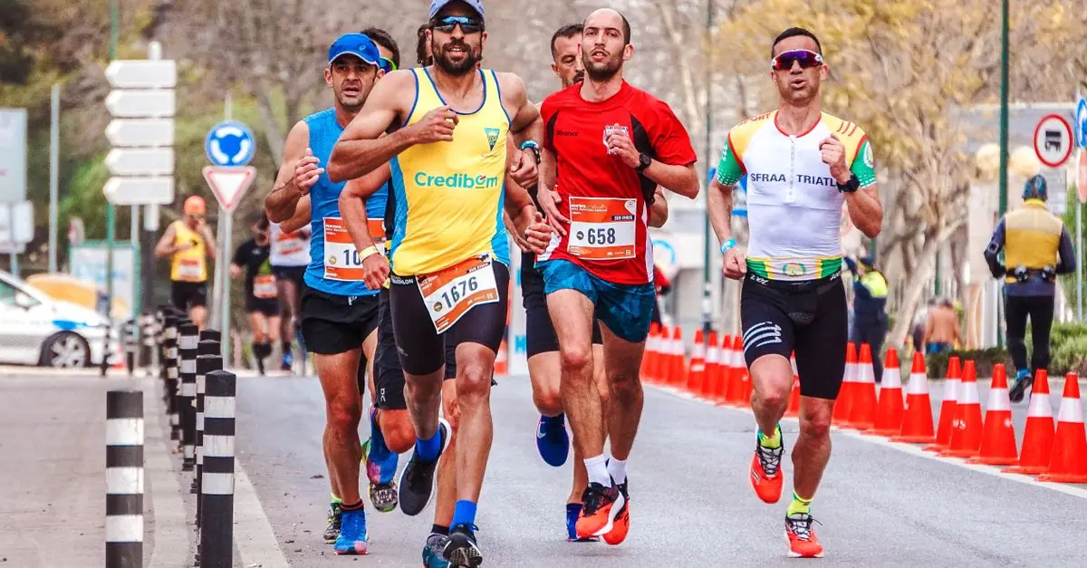マラソン 基礎構築期から目標レースまでの年間トレーニング計画を確認するランナー