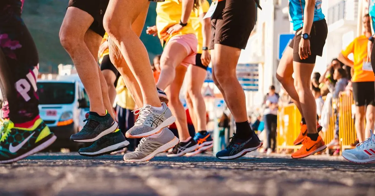 薄底のベアフットシューズでランニングフォームを確認するランナー