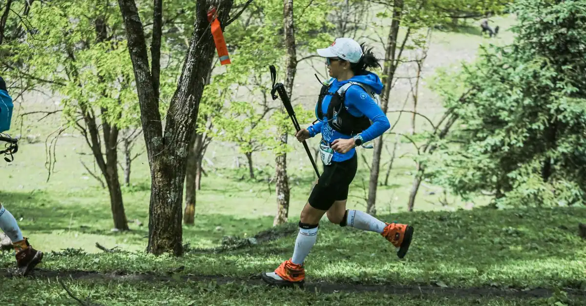 初心者が低山のトレイルでグリップとクッションを確かめながらシューズを選ぶ様子