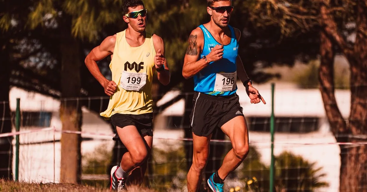 骨伝導イヤホン ランニング おすすめ3製品を着けて河川敷を走るランナー