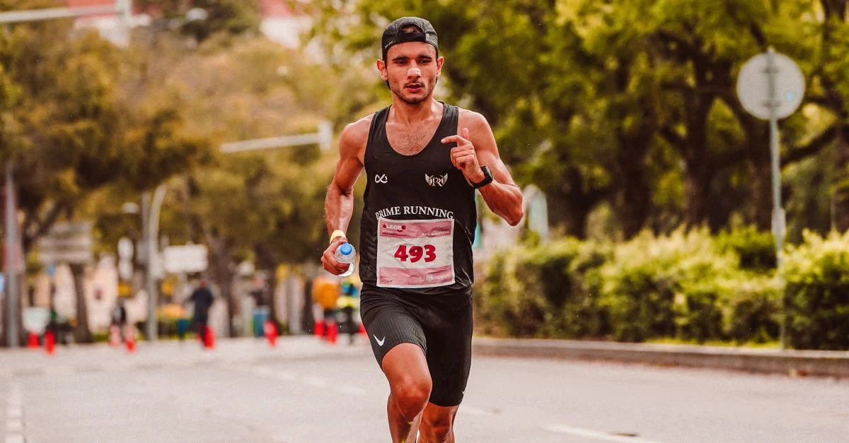 セール棚のランニングシューズを品番とサイズ表で比較するランナー