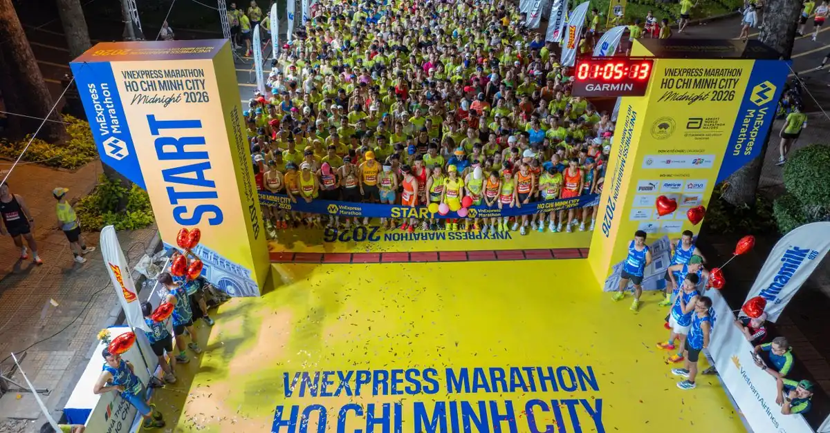 COROSとGarminのランニングウォッチを並べて比較するランナー
