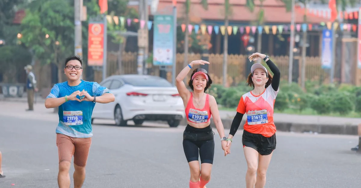 公園の平坦な道で無理のないペースで3kmランに取り組む初心者