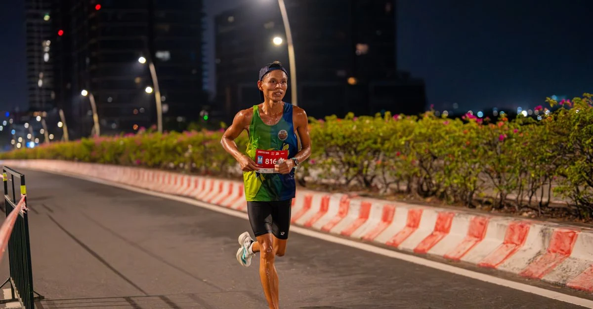 フォアフット走法で前足部から着地するランナーの足元