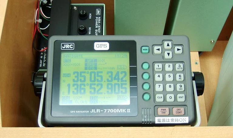 都市のビル街でGPSランニングウォッチを確認するランナー
