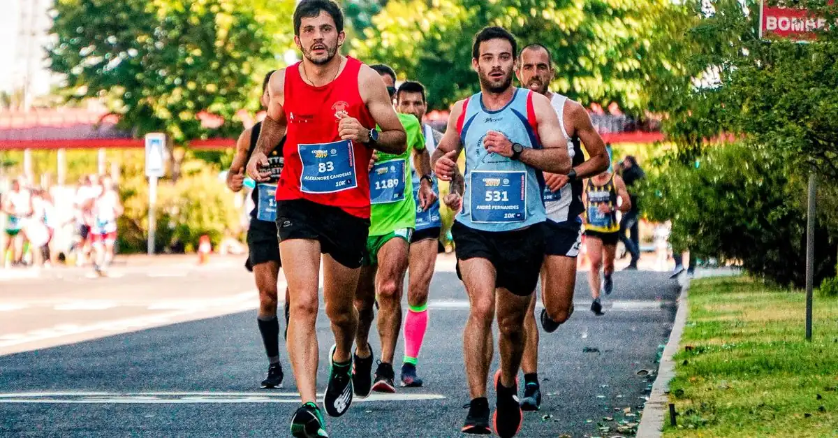 10kmの記録からハーフマラソンの予測タイムを確認するランナー