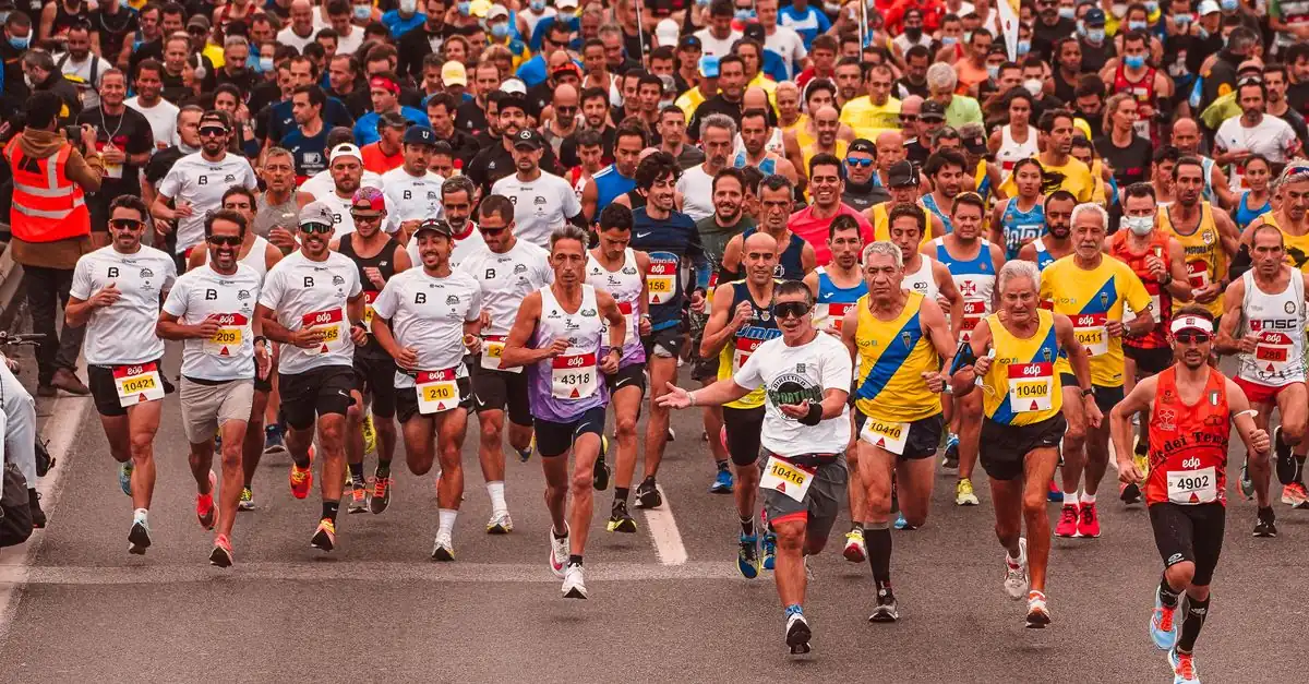 ハーフマラソンで腕時計を確認しながらペースを整えるランナー
