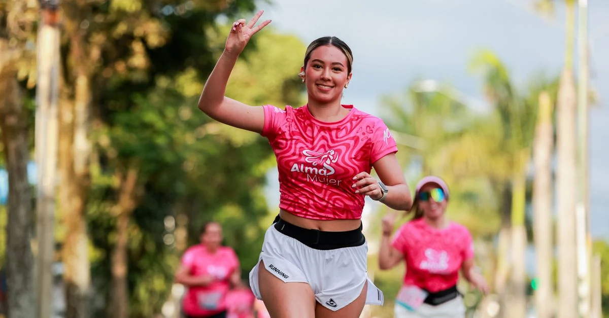 ランニング中に膝の外側を押さえるランナー
