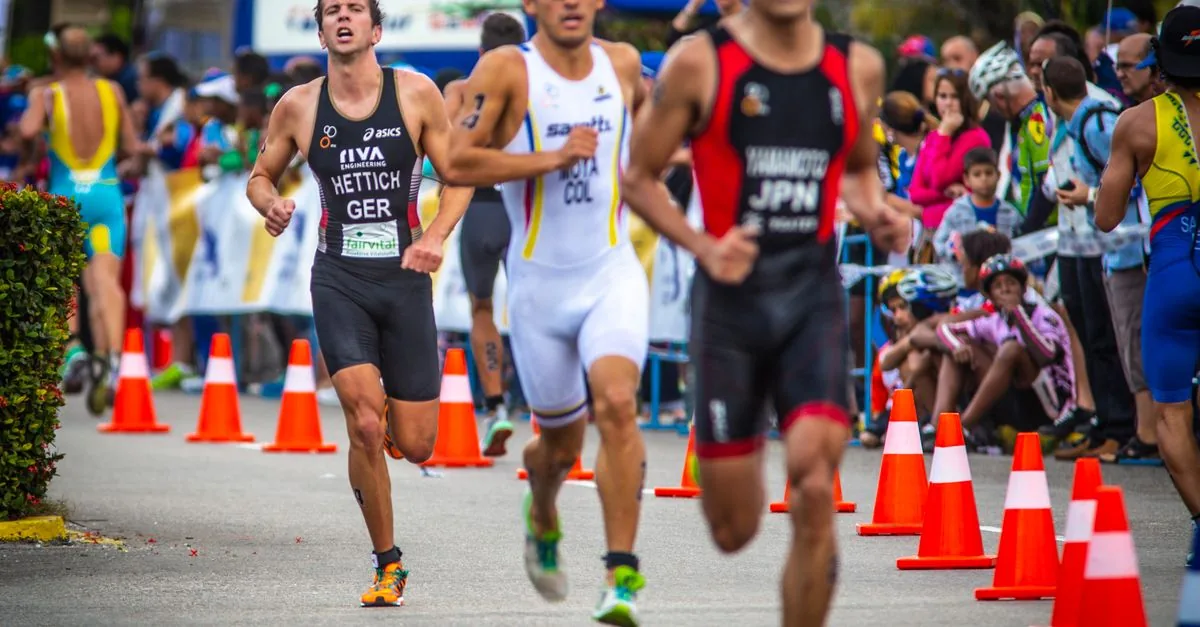 マラソンのペース配分を確認しながら走るランナー