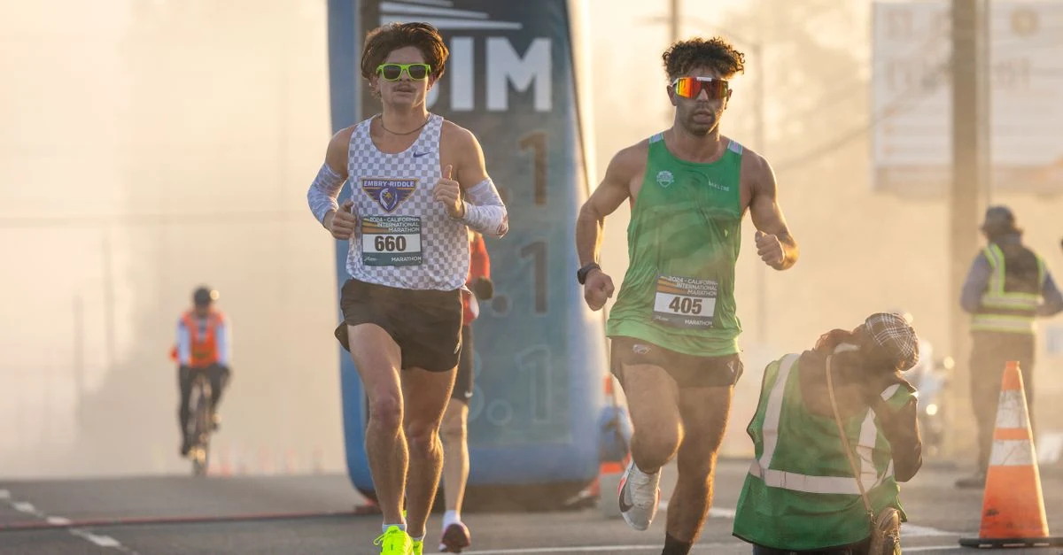 マラソン大会の朝におにぎりとバナナを準備するランナー