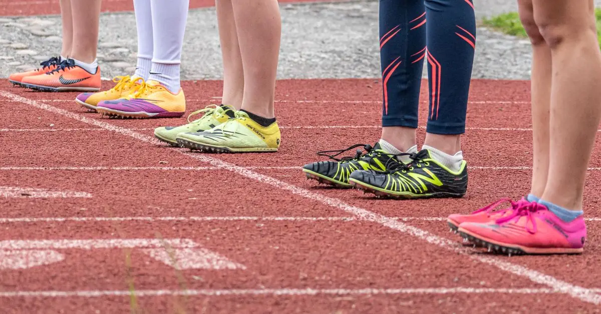 50代・60代のマスターズ陸上選手がトラック用スパイクのフィットを確認する様子