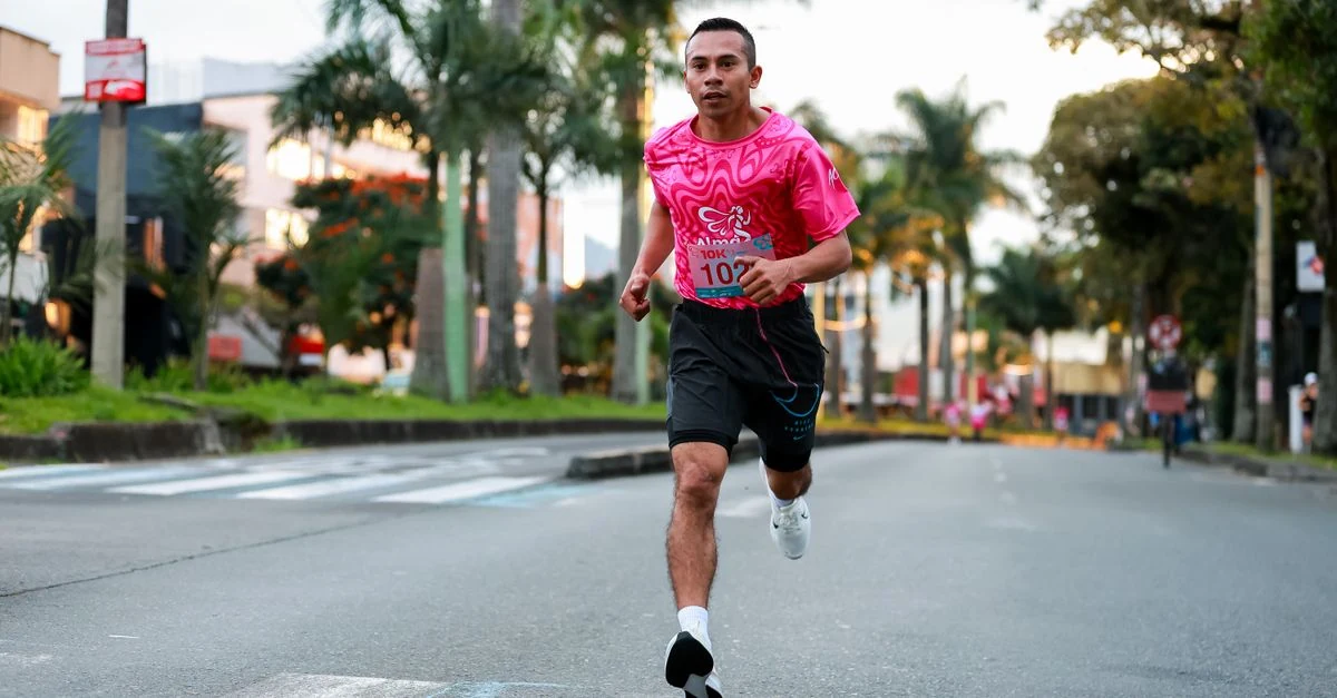 初心者がニューバランスのランニングシューズを比較している様子
