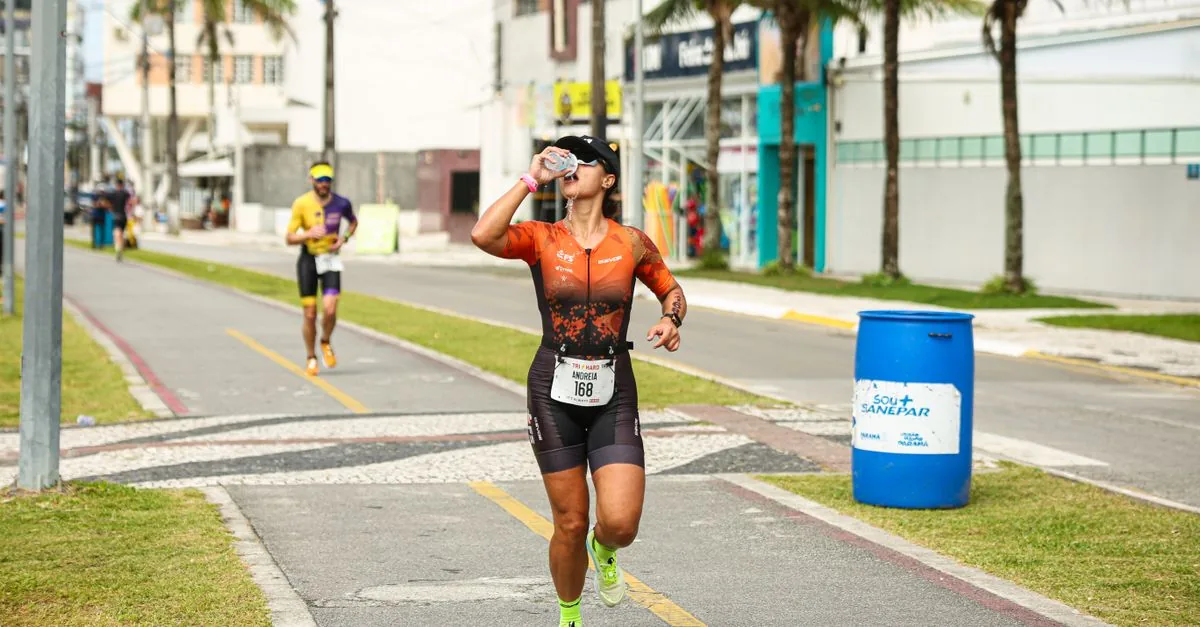 ランニング後に経口補水液とスポーツドリンクを選ぶ様子