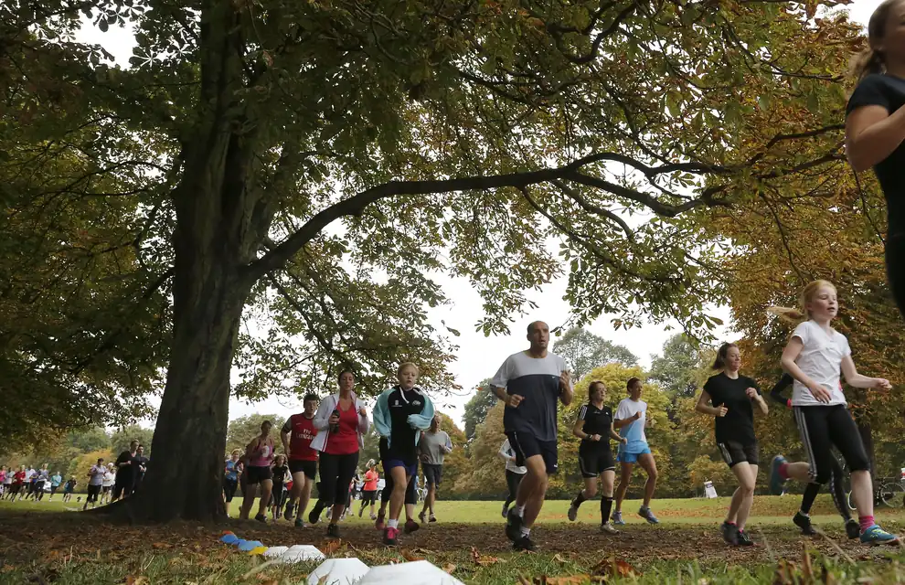 公園の5kmコースを幅広い年代の参加者が走ったり歩いたりするパークラン