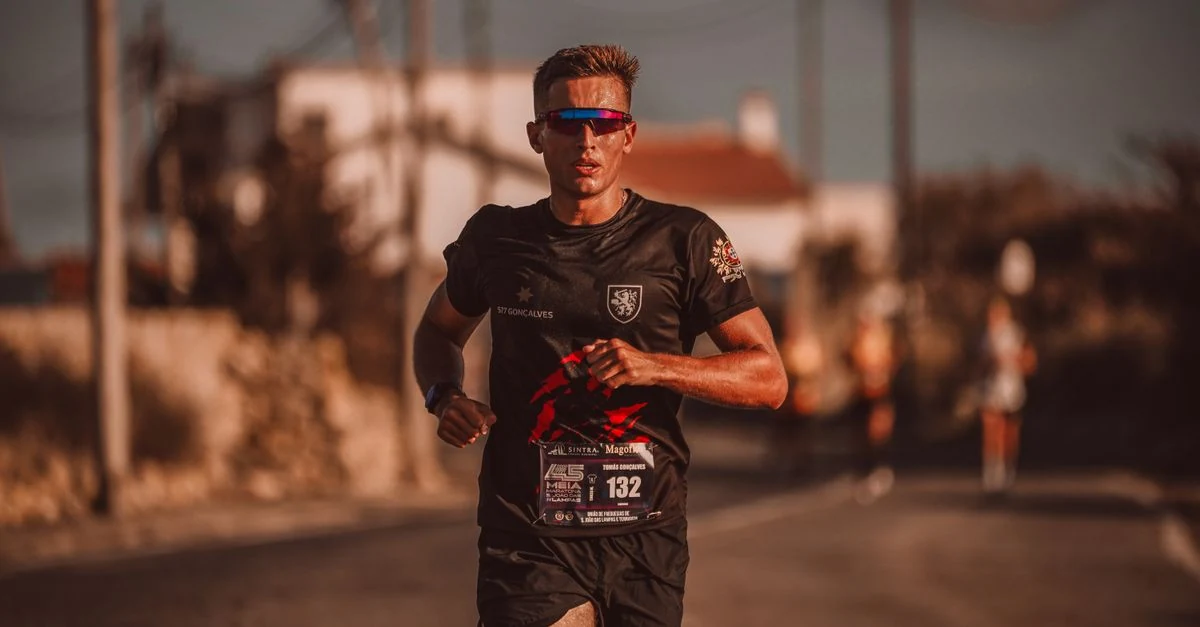 5km・10kmロードレースで調光と偏光のランニングサングラスを比較するランナー