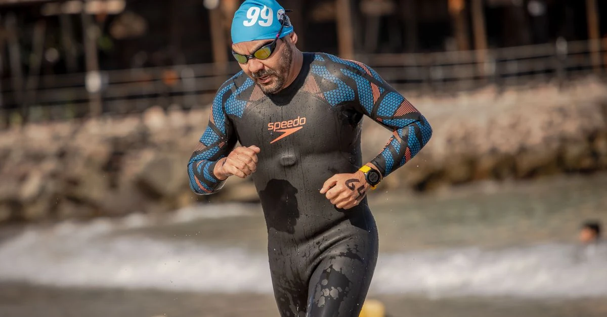 浮力ベルトを着けてプールランニングを行うランナー
