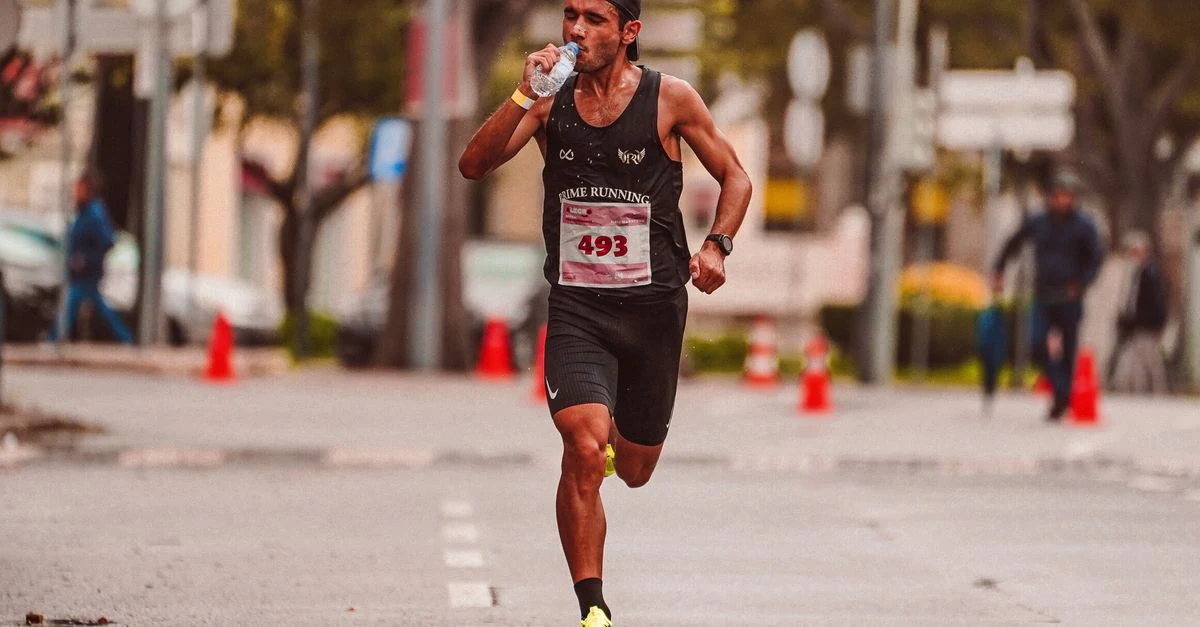 河川敷を自然な姿勢で走るランナーのランニングフォーム
