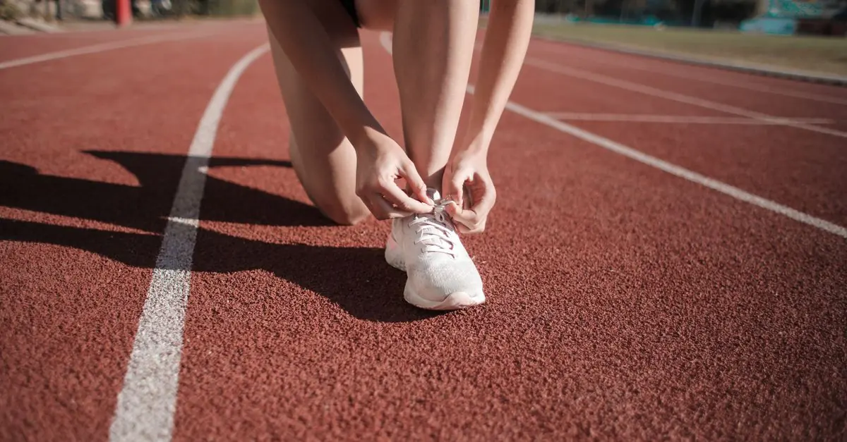 レース用とトレーニング用のランニングシューズを並べて使い分けを考える場面