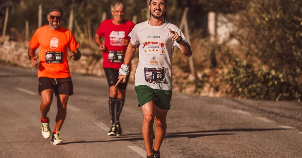 ランニング 服装 気温別の判断をしながら河川敷を走るランナー