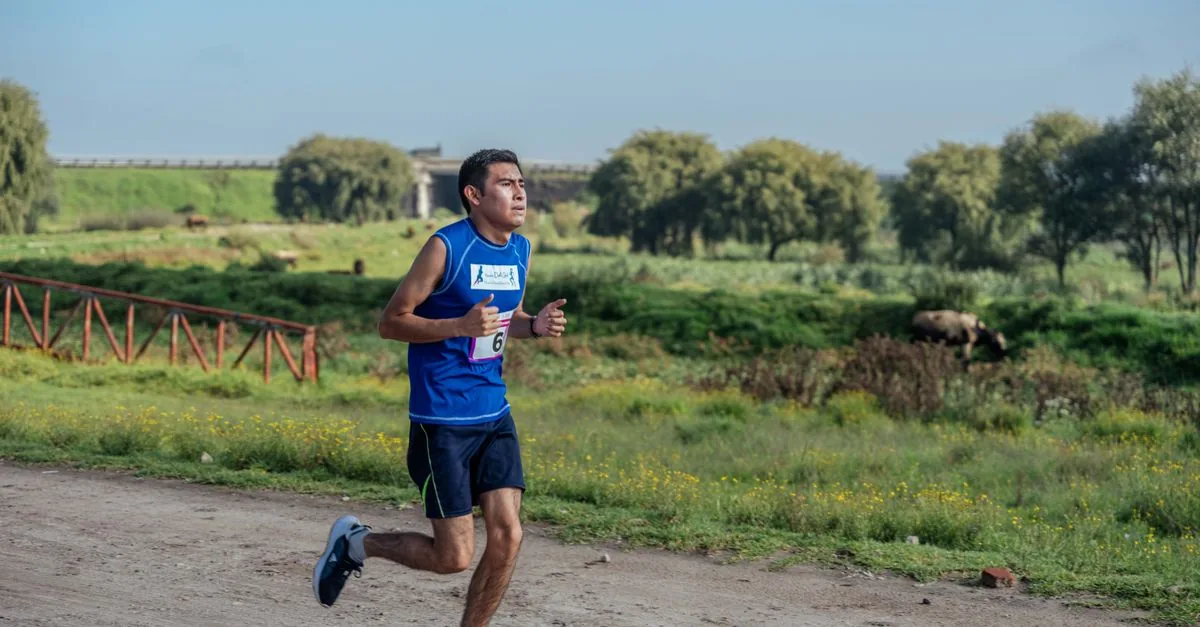 季節別 ランニング 対策として四季の天候に合わせて走るランナー