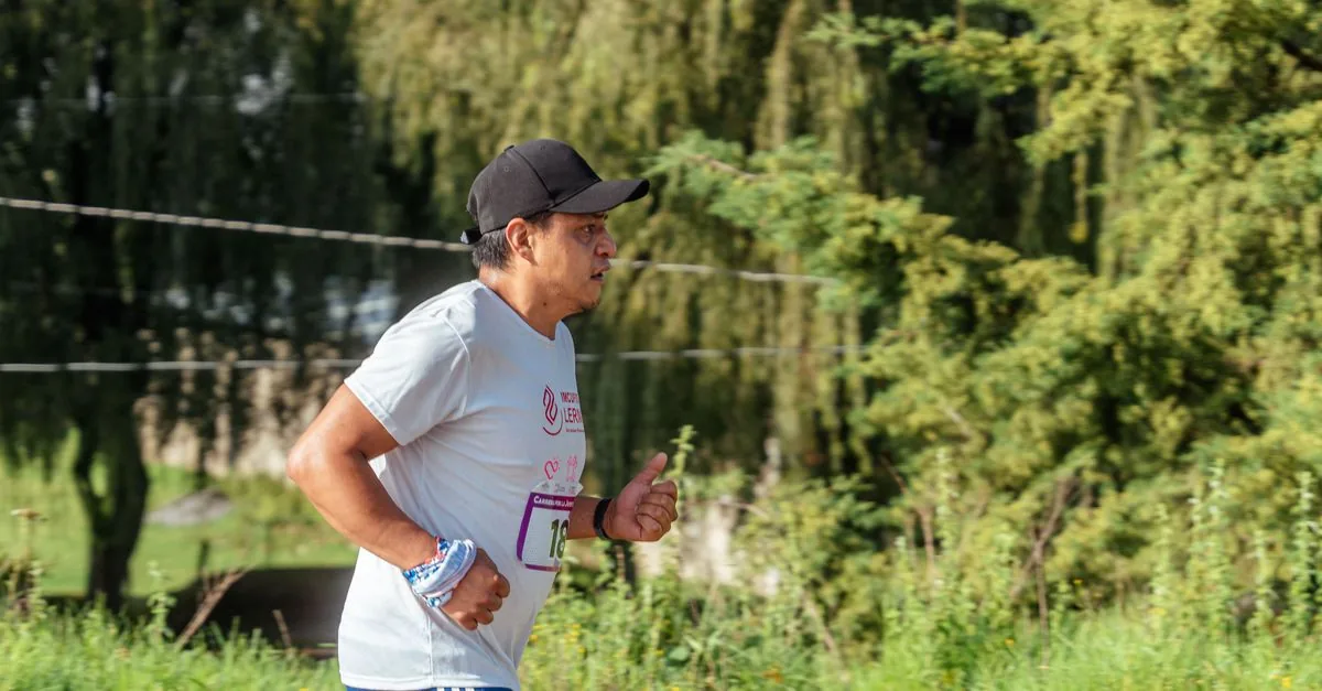 公園で無理のないペースで走るランニング初心者