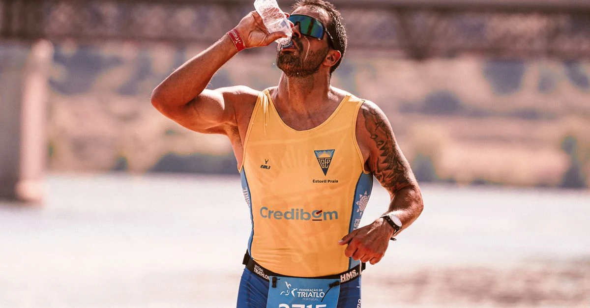 ロング走の途中でスポーツドリンクを補給するランナー