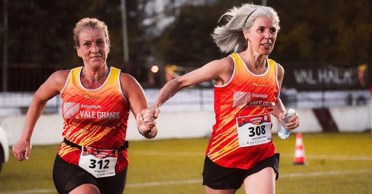 シニア ランニング 60代の男女が朝の河川敷を無理のないペースで走る様子