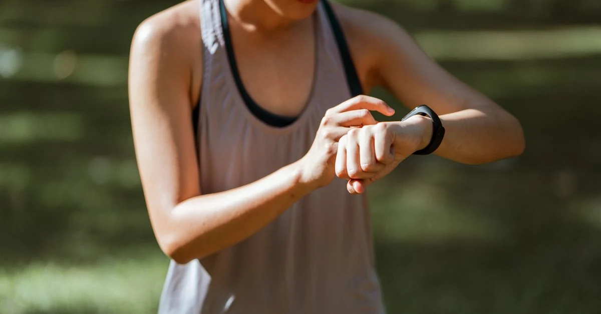 ランニング後にスマートウォッチの本体とバンドを柔らかい布で手入れする様子
