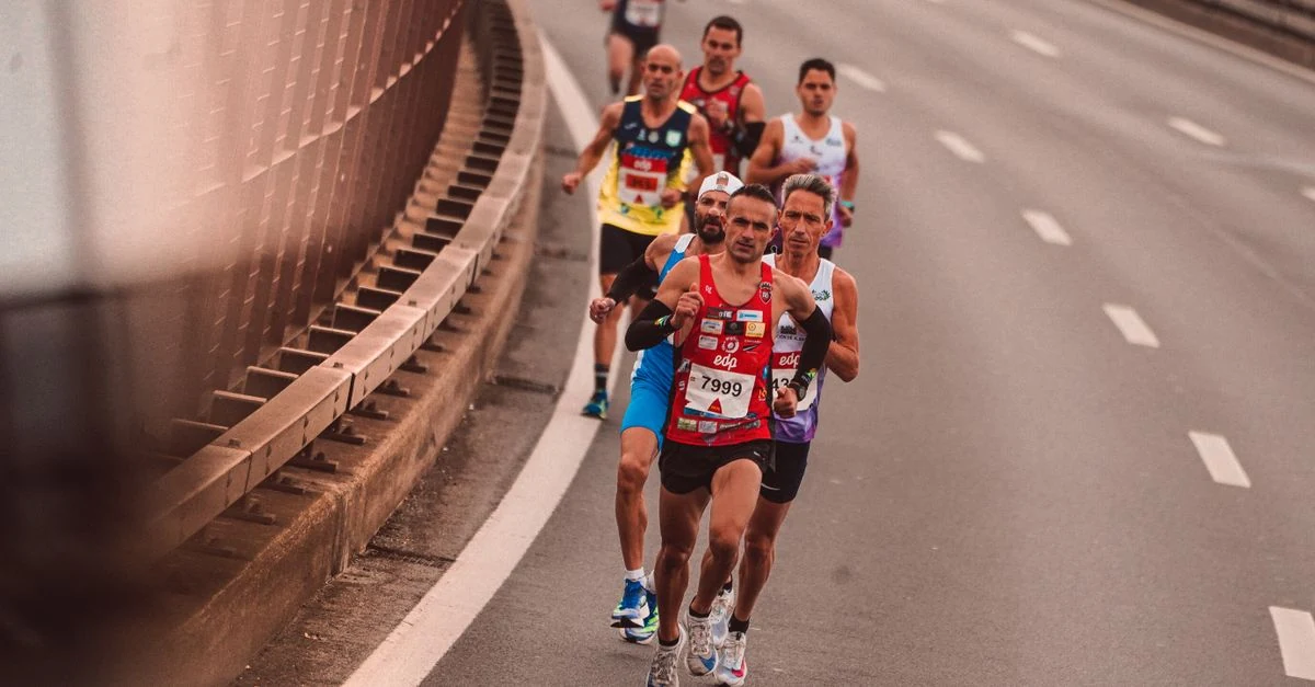 スピードトレーニング ランニングで陸上トラックのインターバル走に取り組むランナー