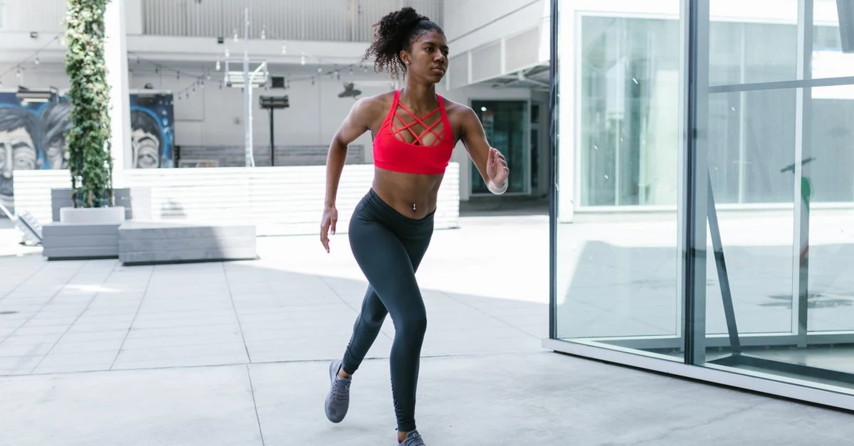 スポーツブラを着用して屋外を走る女性ランナー