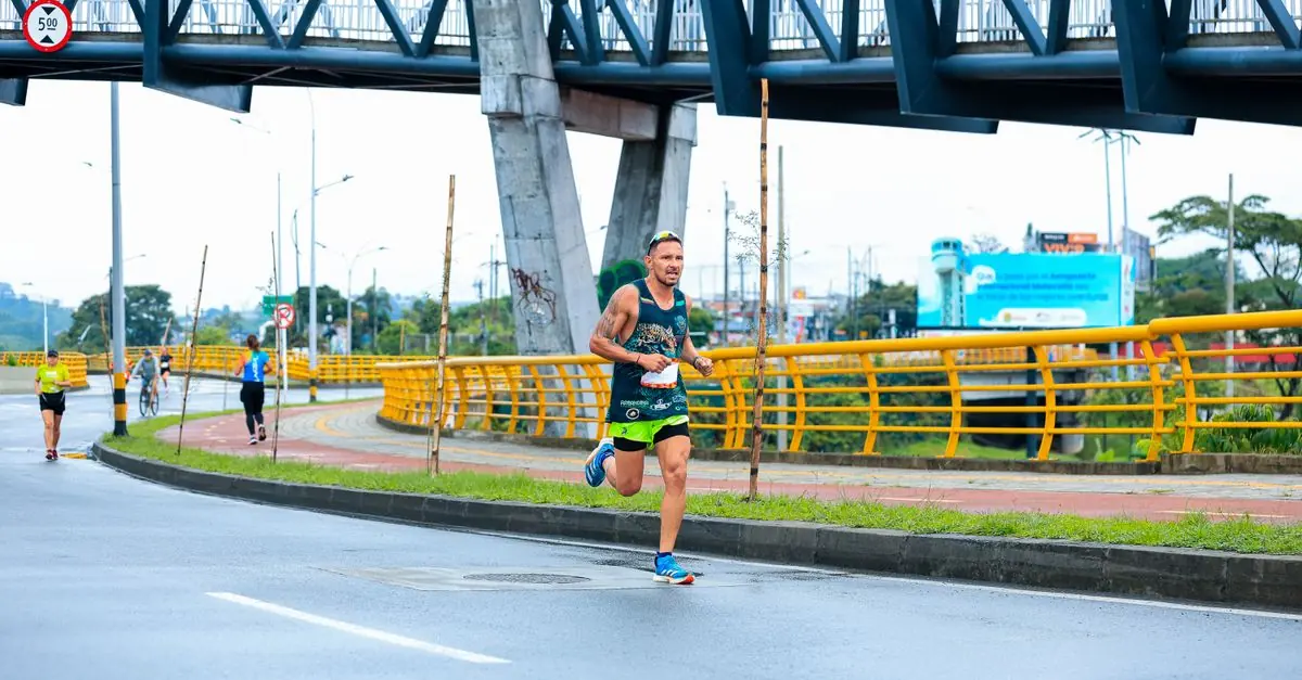 陸上トラックで1000mインターバル走に取り組む市民ランナー