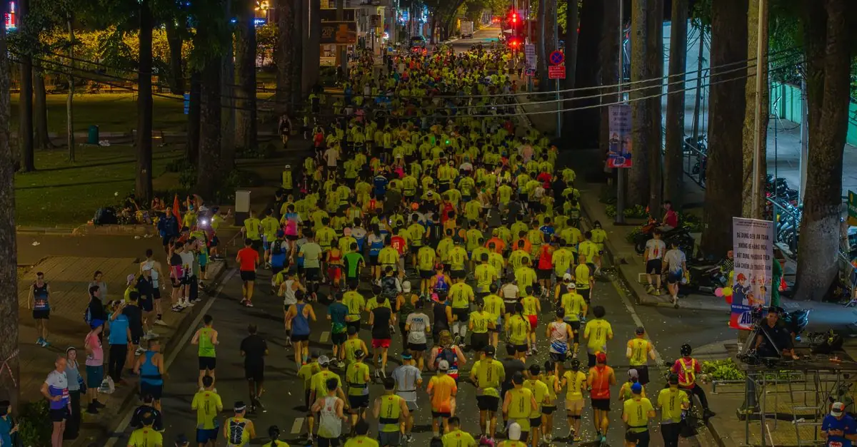 東京マラソンの給水所で紙コップを準備してランナーを支えるボランティア
