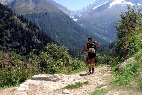 トレイルランニング 初心者が整備された山道を安全に走る様子