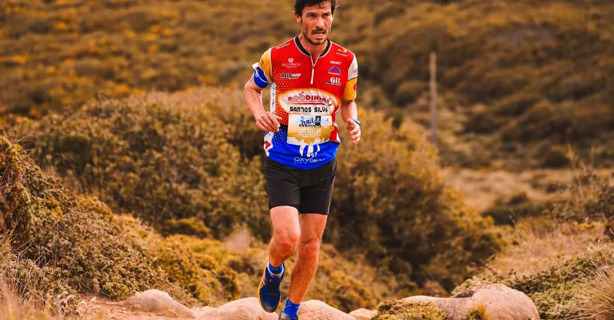 トレイルランニングシューズとロードランニングシューズのソールを並べて比較