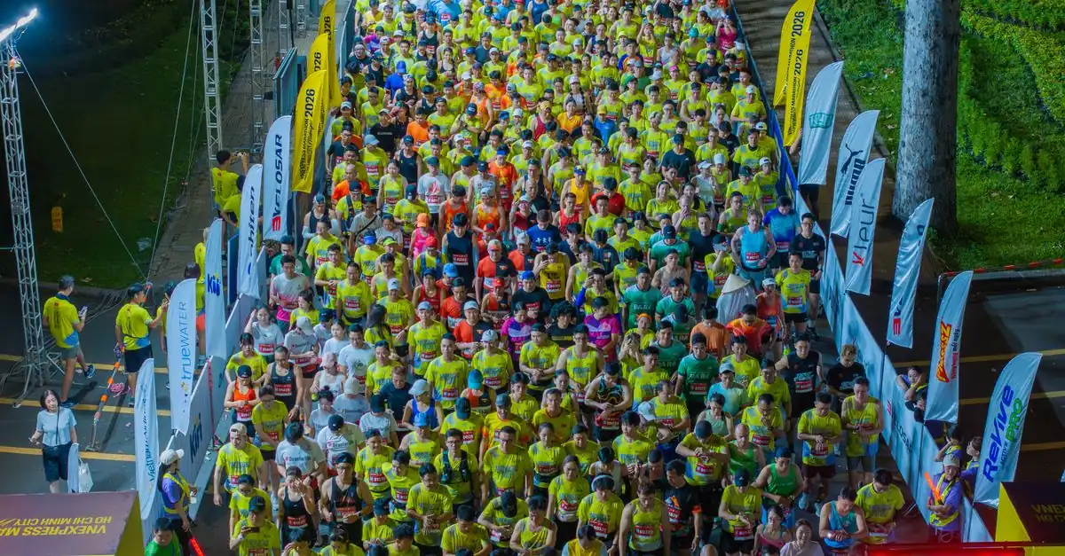 トレーニング負荷 管理の数値をランニングウォッチと記録表で確認するランナー