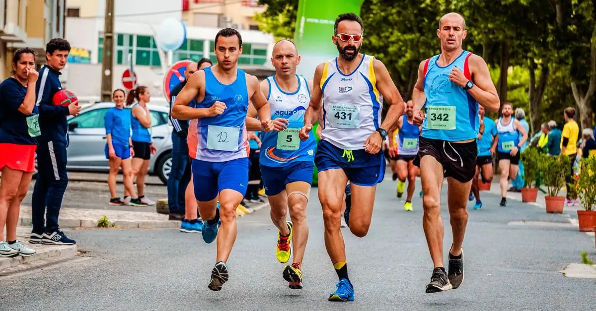 河川敷で1kmごとにペースを切り替えて変化走を行うランナー