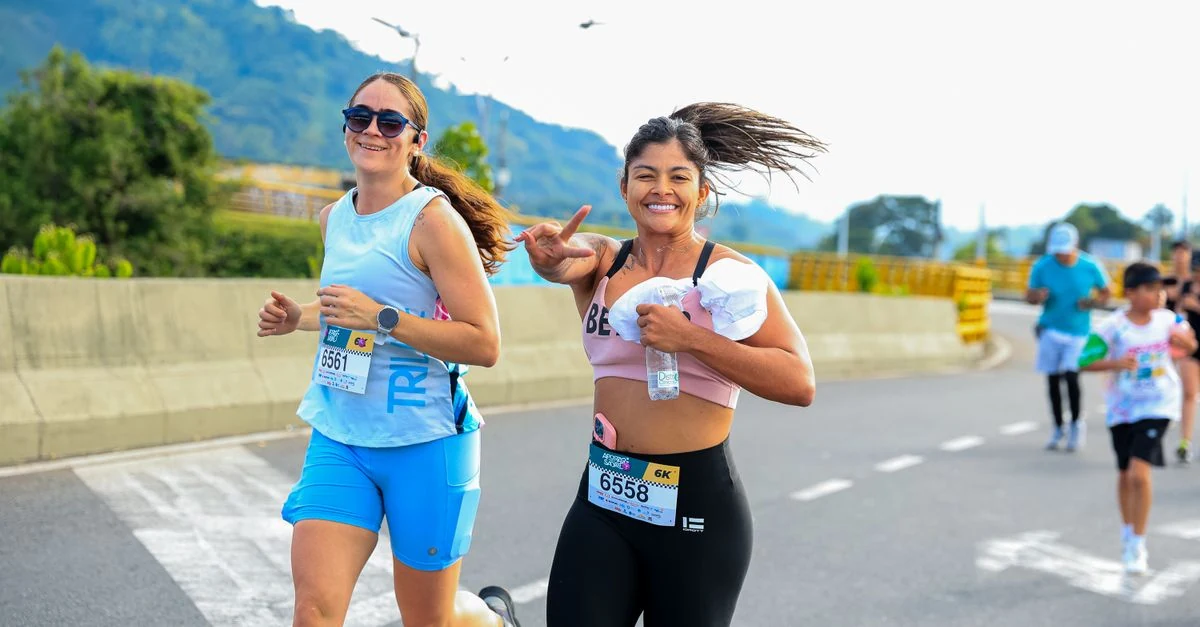 女性ランナー ガイドを確認しながら河川敷を走る女性